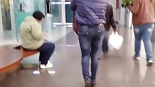 Sexy MILF's ass in the mall