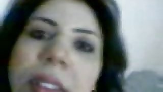 arab slut show videoed by her lover